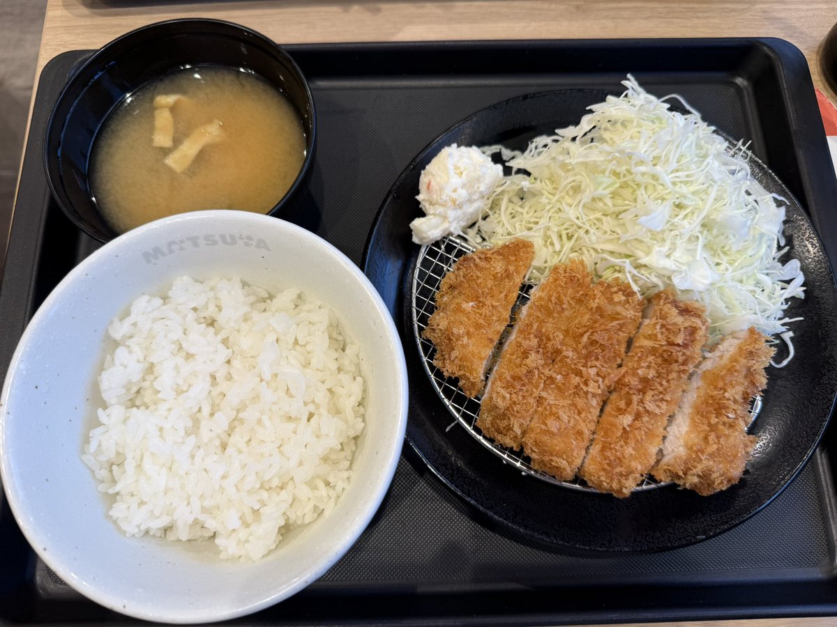 oi4mon's tweet photo. #松のや 併設になった 松屋志茂店 で #ロースかつ定食 + トッピングポテサラ ライス並 (550yen) ＆ 本格唐揚げ (3個) (350yen) 瓶ビールキムチ冷奴セット (640yen) を🥢
夏休み企画 &amp; ビールフェアでお得💰🉐🍺
美味し❤️
3枚集めたらミニカルビ貰えるサービス券ゲット‼️
#松屋
#美味しいもん 
#oi4mon https://t.co/d6l9pupNzL