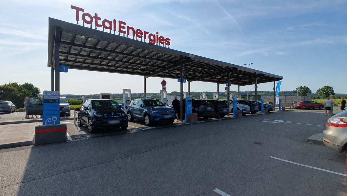FlyByWire_X's tweet photo. @Cthulhus @BlemontD Un dimanche matin fin juillet , il était 9h du matin. 8 bagnoles sur 8 bornes et 3 garées en face les gars dans les starting block pour se jeter sur la première qui va se libérer https://t.co/8NiR3Cj66X