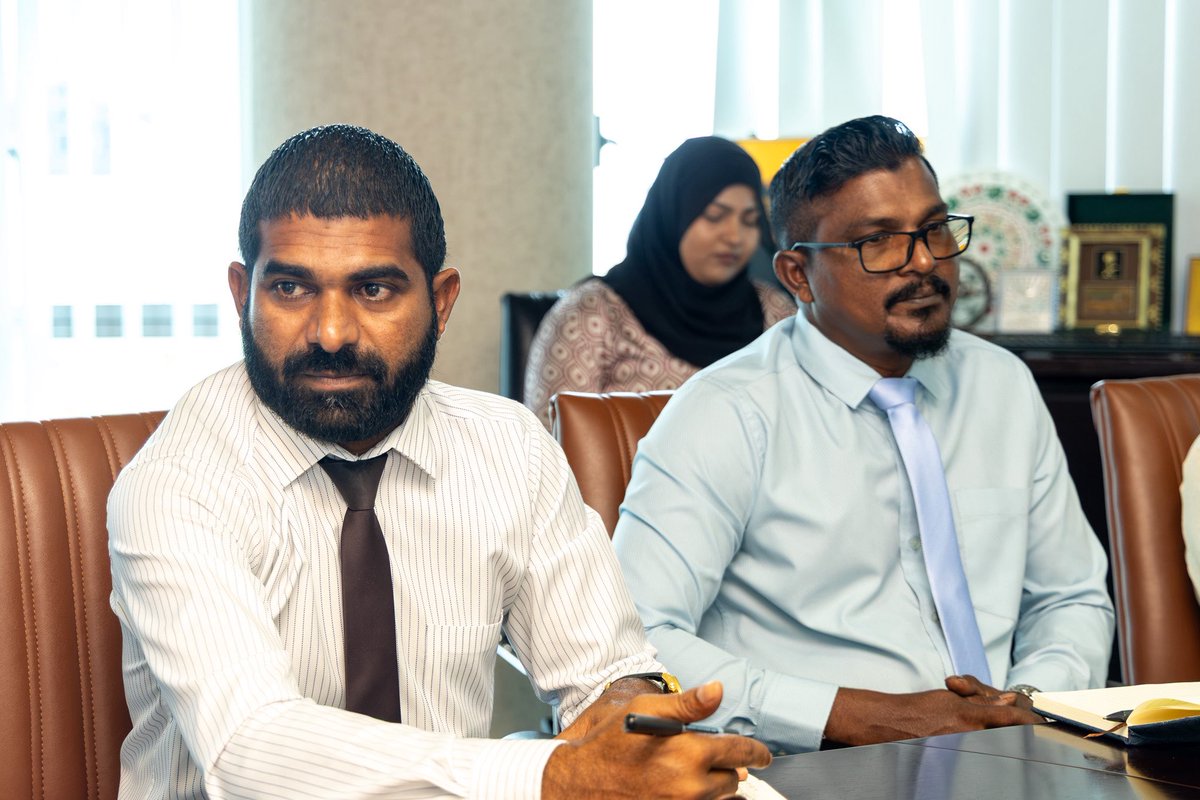MFAORmv's tweet photo. ވަޒީރު އަޙްމަދު ޝިޔާމް، ބ.ކަމަދޫ ކައުންސިލާއި ބައްދަލުކުރެއްވުން.

މި ބައްދަލުކުރެއްވުމުގައި، މަސްވެރިކަމާއި ދަނޑުވެރިކަމުގެ ދާއިރާއިން ހުރި ފުރުޞަތުތަކާ ގުޅޭގޮތުން ފުޅާ ދާއިރާއެއްގައި މަޝްވަރާކުރެއްވިއެވެ. މީގެއިތުރުން، ކަމަދޫއަށް ބިމުގެ ޖާގައިގެ ދަތިކަން ކުރިމަތިވެފައިވީ ނަމަވެސް، "ވާޓިކަލް ފާމިންގ" ފަދަ ޒަމާނީ އުސޫލުތައް ބޭނުންކޮށްގެން ދަނޑުވެރިކަން ފުޅާކުރުމަށް ވުޒާރާގެ ފަރާތުން ފަންނީ ތަމްރީނުގެ ފުރުޞަތުތައް ފަހިކޮށްދެއްވާނެ ކަމުގެ ޔަޤީންކަން ވެސް ވަޒީރު ދެއްވިއެވެ.
