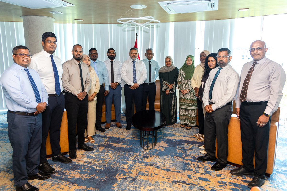 MFAORmv's tweet photo. ވަޒީރު އަޙްމަދު ޝިޔާމް، ބ.ކަމަދޫ ކައުންސިލާއި ބައްދަލުކުރެއްވުން.

މި ބައްދަލުކުރެއްވުމުގައި، މަސްވެރިކަމާއި ދަނޑުވެރިކަމުގެ ދާއިރާއިން ހުރި ފުރުޞަތުތަކާ ގުޅޭގޮތުން ފުޅާ ދާއިރާއެއްގައި މަޝްވަރާކުރެއްވިއެވެ. މީގެއިތުރުން، ކަމަދޫއަށް ބިމުގެ ޖާގައިގެ ދަތިކަން ކުރިމަތިވެފައިވީ ނަމަވެސް، "ވާޓިކަލް ފާމިންގ" ފަދަ ޒަމާނީ އުސޫލުތައް ބޭނުންކޮށްގެން ދަނޑުވެރިކަން ފުޅާކުރުމަށް ވުޒާރާގެ ފަރާތުން ފަންނީ ތަމްރީނުގެ ފުރުޞަތުތައް ފަހިކޮށްދެއްވާނެ ކަމުގެ ޔަޤީންކަން ވެސް ވަޒީރު ދެއްވިއެވެ.