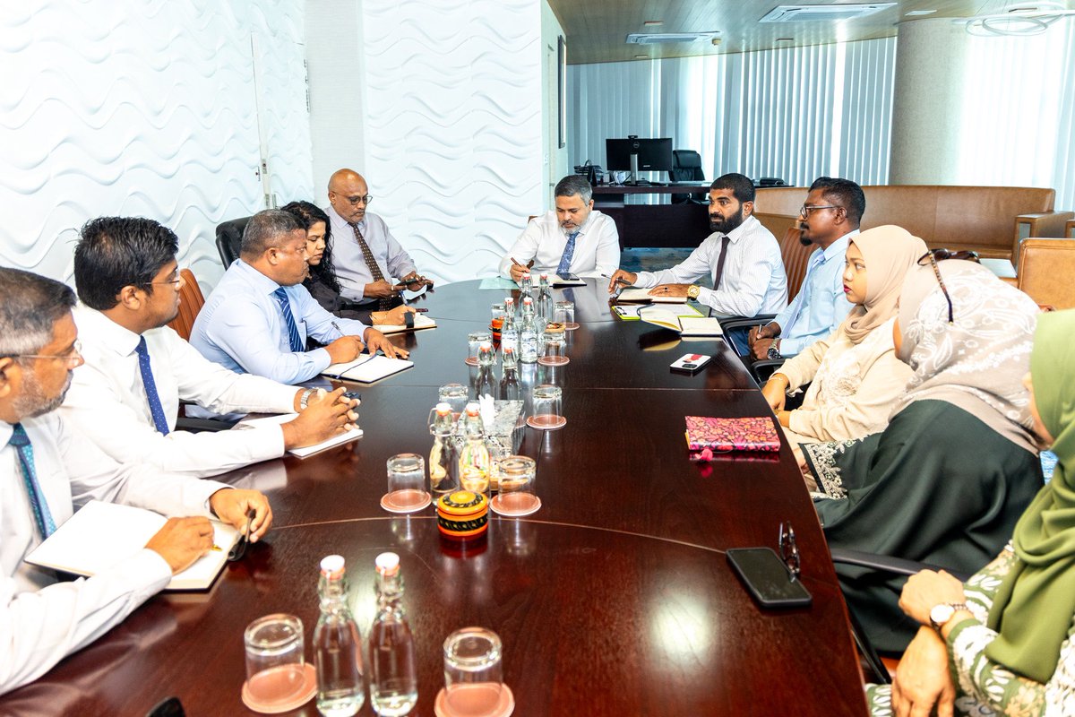 MFAORmv's tweet photo. ވަޒީރު އަޙްމަދު ޝިޔާމް، ބ.ކަމަދޫ ކައުންސިލާއި ބައްދަލުކުރެއްވުން.

މި ބައްދަލުކުރެއްވުމުގައި، މަސްވެރިކަމާއި ދަނޑުވެރިކަމުގެ ދާއިރާއިން ހުރި ފުރުޞަތުތަކާ ގުޅޭގޮތުން ފުޅާ ދާއިރާއެއްގައި މަޝްވަރާކުރެއްވިއެވެ. މީގެއިތުރުން، ކަމަދޫއަށް ބިމުގެ ޖާގައިގެ ދަތިކަން ކުރިމަތިވެފައިވީ ނަމަވެސް، "ވާޓިކަލް ފާމިންގ" ފަދަ ޒަމާނީ އުސޫލުތައް ބޭނުންކޮށްގެން ދަނޑުވެރިކަން ފުޅާކުރުމަށް ވުޒާރާގެ ފަރާތުން ފަންނީ ތަމްރީނުގެ ފުރުޞަތުތައް ފަހިކޮށްދެއްވާނެ ކަމުގެ ޔަޤީންކަން ވެސް ވަޒީރު ދެއްވިއެވެ.