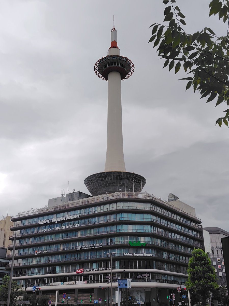 hikkey7th's tweet photo. ベタすぎ京都旅⑦　京都タワー

一番目立つ建物なのに登るのは初めて🕯️

昨日の足跡だったり、他にも気になる建物を見つけたりしてまた京都に行くきっかけもできました☺️ https://t.co/8tVmWIal5Z