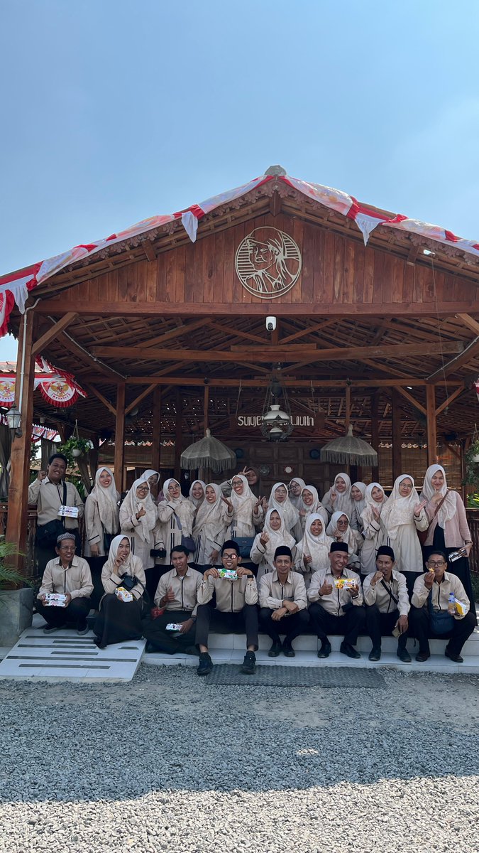 lailaasm30's tweet photo. Setelah upacara terbitlah makan https://t.co/XYmfKRsjrd