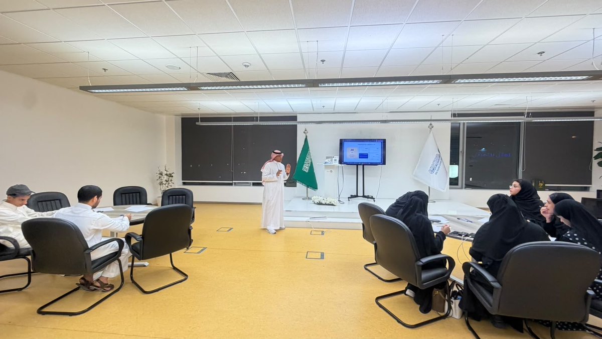 MershadCenter's tweet photo. ضمن فعاليات #منتدى_مداد، واحتفاءً بـ #اليوم_الدولي_للشباب، نظّم مركز مرشاد لبحوث ودراسات الشباب ورشة عمل تفاعلية قدّمها م. محمد العطاس، مدير تطوير الأعمال في المركز.

حيث ركزت الورشة على تزويد المشاركين بأحدث أدوات التفكير الاستشرافي لمستقبلهم المهني، ومكّنتهم من:
🔹 فهم وتحديد العوامل المؤثرة في مساراتهم المهنية.
🔹 بناء سيناريوهات مستقبلية واقعية ومدروسة.
🔹 تعزيز الجاهزية التامة لدخول سوق العمل بكفاءة.

وما ميّز محتوى هذه الورشة هو استنادها المباشر إلى نتائج دراسة بحثية معمّقة أجراها المركز على عينة مكونة من 516 شاباً وشابة، مما أضفى عليها بُعداً علمياً مبنياً على بيانات حقيقية تعكس واقع الشباب وطموحاتهم.

يسعدنا في "مرشاد" أن نواصل مسيرة تمكين الشباب، وتزويدهم بأدوات المعرفة والمستقبل 🌟

#شبابنا_ثروة #منتدى_مداد #اليوم_العالمي_للشباب #مرشاد