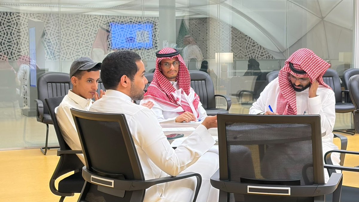MershadCenter's tweet photo. ضمن فعاليات #منتدى_مداد، واحتفاءً بـ #اليوم_الدولي_للشباب، نظّم مركز مرشاد لبحوث ودراسات الشباب ورشة عمل تفاعلية قدّمها م. محمد العطاس، مدير تطوير الأعمال في المركز.

حيث ركزت الورشة على تزويد المشاركين بأحدث أدوات التفكير الاستشرافي لمستقبلهم المهني، ومكّنتهم من:
🔹 فهم وتحديد العوامل المؤثرة في مساراتهم المهنية.
🔹 بناء سيناريوهات مستقبلية واقعية ومدروسة.
🔹 تعزيز الجاهزية التامة لدخول سوق العمل بكفاءة.

وما ميّز محتوى هذه الورشة هو استنادها المباشر إلى نتائج دراسة بحثية معمّقة أجراها المركز على عينة مكونة من 516 شاباً وشابة، مما أضفى عليها بُعداً علمياً مبنياً على بيانات حقيقية تعكس واقع الشباب وطموحاتهم.

يسعدنا في "مرشاد" أن نواصل مسيرة تمكين الشباب، وتزويدهم بأدوات المعرفة والمستقبل 🌟

#شبابنا_ثروة #منتدى_مداد #اليوم_العالمي_للشباب #مرشاد