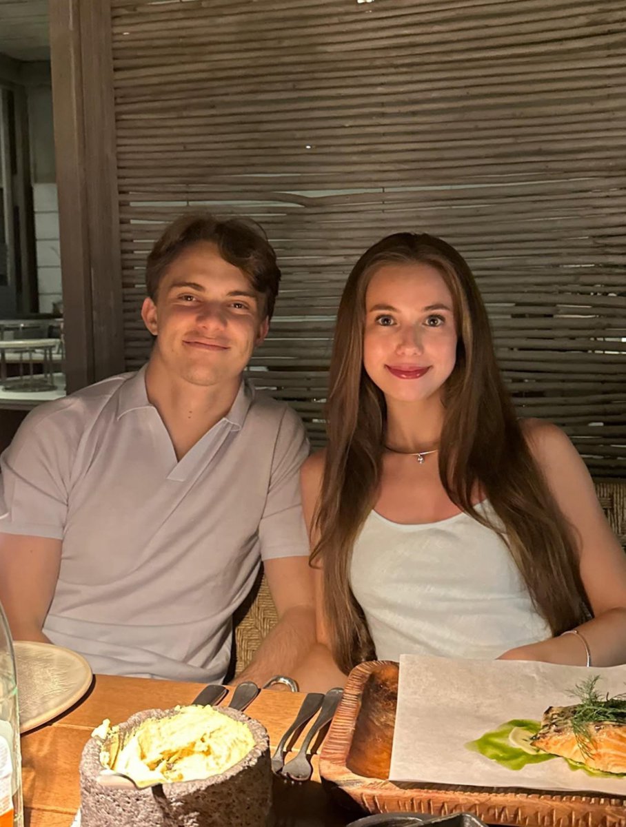 laurogeitabat's tweet photo. oscar and lily enjoying the break 🫶🏻 https://t.co/4O9s8h9FS2