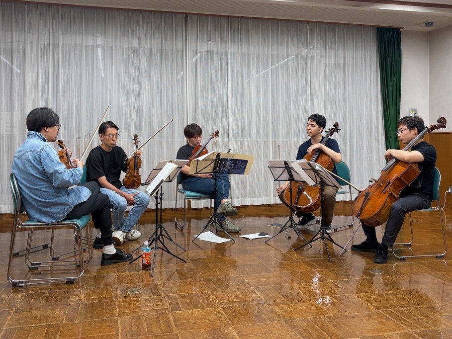 triton_arts_net's tweet photo. ウェールズ・アカデミー第5期🎻
ミュンヘン在住、三井静さん(チェロ)は帰国の合間をみてのレッスン！
お盆休みもシューベルトに浸ります🎶　短調と長調を行き来する”緊張と緩和”の揺らぎ。小節単位の細やかな変化にふさわしい表現を探りました。

公演はこちら↓
https://t.co/38ZcC3Mn0x https://t.co/UDuZ6wzxNR