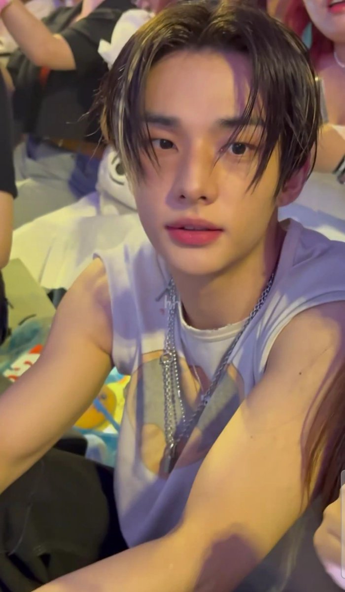 hyunjincrave's tweet photo. A 5th generation trainee is going viral for his dashing looks. https://t.co/KWVQsJfZ27