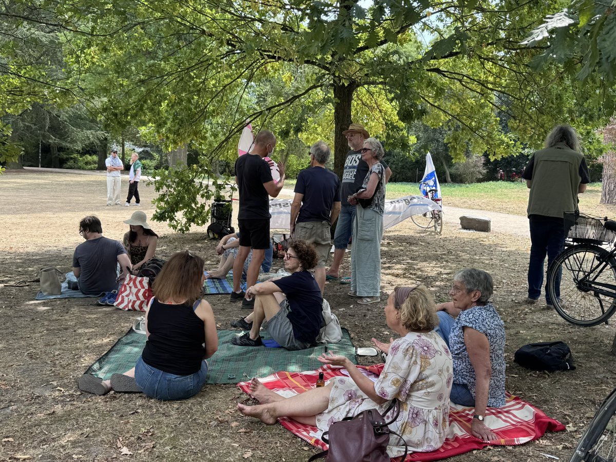 LoveGuerillero's tweet photo. #Düsseldorf #dus1608
#GegenJedenAntisemitismus #Mensch #EndJewHatred #IslamismusIstGefährlich #HannaHansen #Salfisten #KeinFriedenMitIslamisten jonas Schmidt mit Hanna Hansen und einer weiteren Begleitung. Jonas Schmidt samt Begleitung lungerten die ganze Zeit in unserer Nähe herum und verfolgten unsere Gruppe nach unserer Kundgebung/Picknick , durch die engmaschige Betreuung von Team Blau verlief alles friedlich . Schmidt und seine Begleitung wurden dann auch von Team Blau aufgehalten damit unsere Abreise friedlich verlaufen konnte.