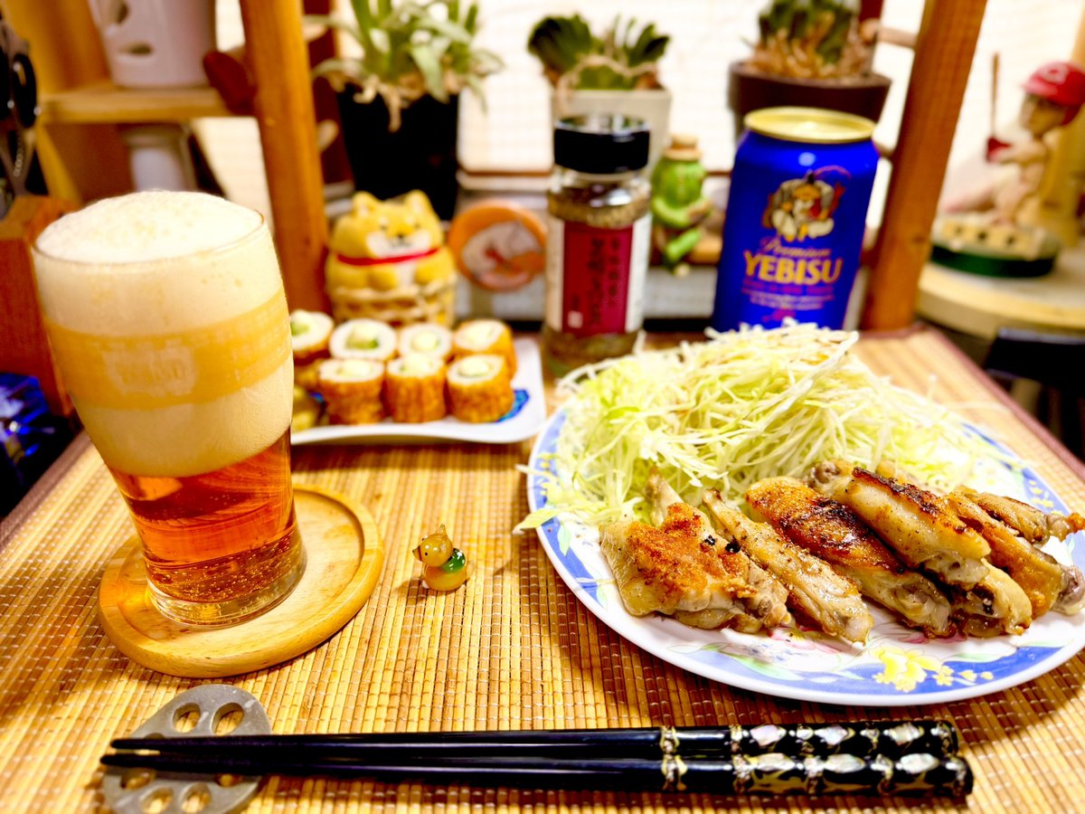koiti3307's tweet photo. 今夜の晩酌は｢焼き手羽中(キャベツの千切り)｣と｢ちくキュー竹輪胡瓜｣です。
毎年のことだけど、いつまで続くねん猛暑日…
ビールはエビスビール プレミアムエールにて🍺乾杯′-
#おうちごはん #X晩酌部 #ツイッター晩酌部 #Twitter家庭料理部 #とにかく呑み隊 https://t.co/kTi0gFkJcp