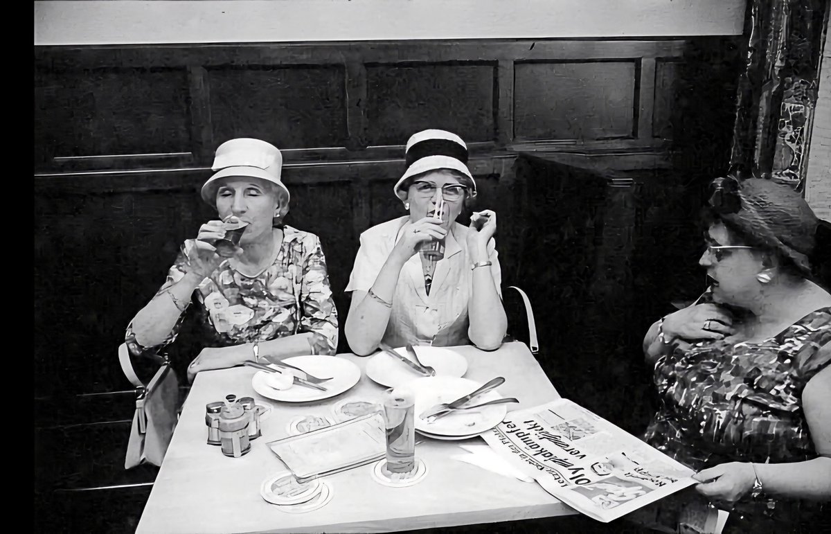 culture2301's tweet photo. #HereForCulture #Digital_Library
Bon jour et bonne semaine à tous ☕️ 📰
Brasserie Päffgen à Cologne 🇩🇪 Allemagne 1955
Photo de Franz Hubmann https://t.co/bqW3PIYcuv