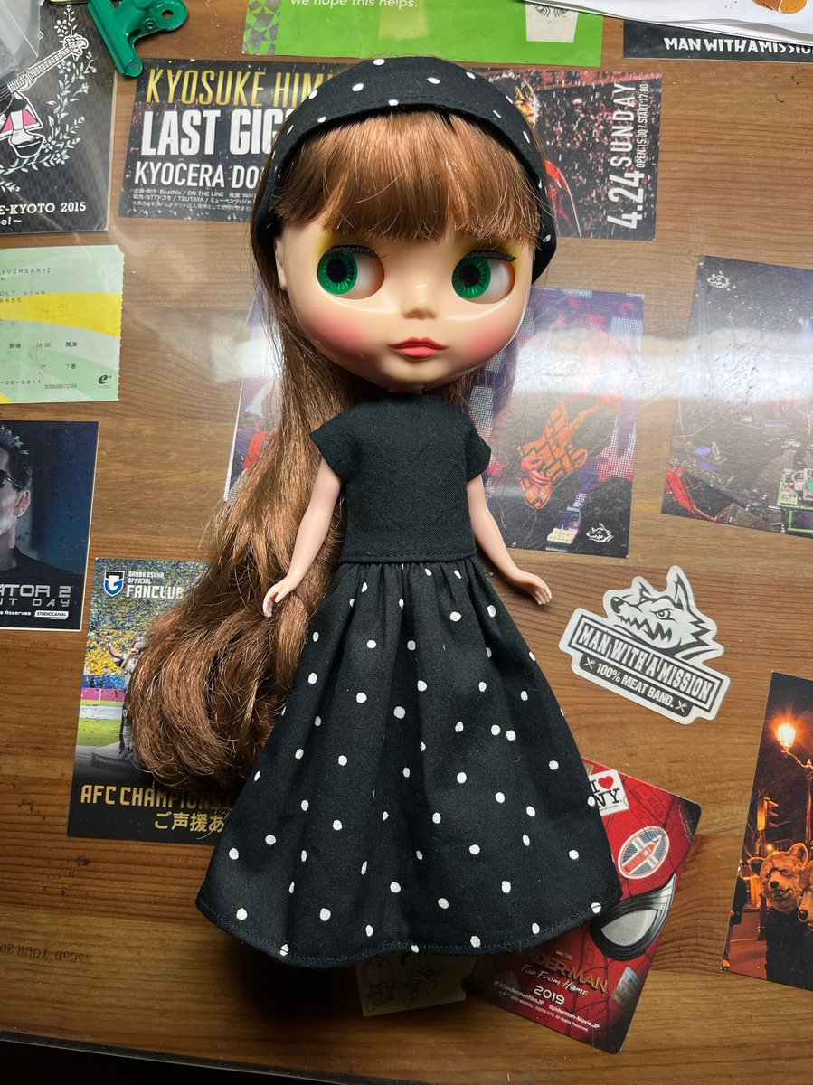 amiringo_'s tweet photo. ブライスさんにワンピース作ってみた。
丈長すぎたかな😅靴が見えない💦

机がちゃがちゃしてるから背景作りたいなぁ…難しいかな
可愛く写真とるの難しい😓 https://t.co/1d2xMlnqHu