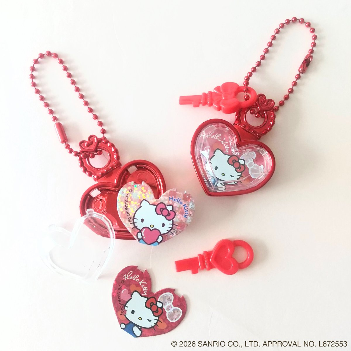 cando_official's tweet photo. キラキラジュエルのような可愛いキーホルダー！
付属の鍵で蓋を開ければ、中に好きな写真も入れられるよ！
鍵の形はハートとリボンの2種類、本体の形はハート・しずく・スクエアの3種があります♪

【価格:220円（税込）】
■ジュエルキーホルダー
　品番 4573630330947　ハローキティ
　品番 4573630330954　マイメロディ
　品番 4573630330961　クロミ
　品番 4573630330978　シナモロール
　品番 4573630330985　ポムポムプリン
　品番 4573630330992　ハンギョドン
　品番 4573630331005　リトルツインスターズ
　品番 4573630331012　ポチャッコ
　品番 4573630331029　バッドばつ丸

#キャンドゥ #100均