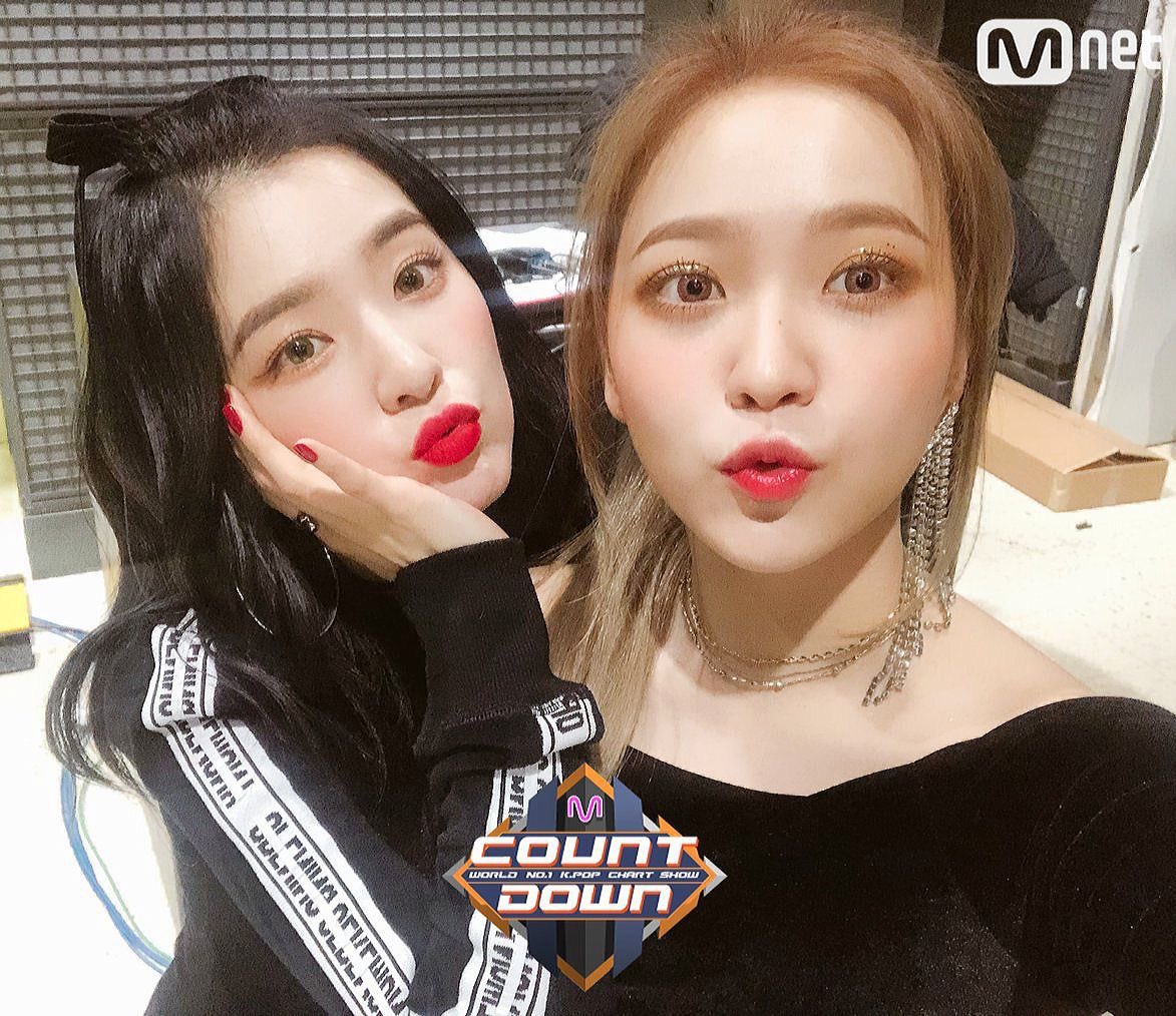 m7oiix's tweet photo. 나 2017~2019 이쯤 화장
물광 속광 이런거없고 눈썹도걍이목구비배치쌩까고전부일자눈썹에 애교살에는글리터펄쓰고, 섀도우랑블러셔는무조건봄웜아니면갈웜이고 입술색개찐한오렌지나빨강이어야됨 이런거좋아해서 빨리 멀멀유행ㄲㅈ고 비비드??느낌메이크업 유행햇으묜… https://t.co/xY5HSYx61o