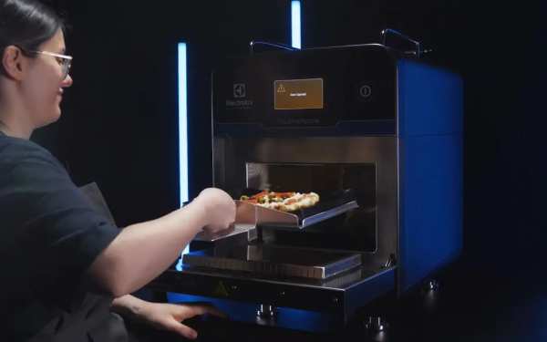 portalhoreca's tweet photo. El horno #GourmeXpress de @ElectroluxProES marca la diferencia en el segmento de los #hornos de alta velocidad, combinando cocción ultrarrápida,a versatilidad y resultados uniformes en un diseño compacto y ergonómico
https://t.co/VhopxXnIOI
#restaurantes #equipos #horeca https://t.co/i6twpejmfd