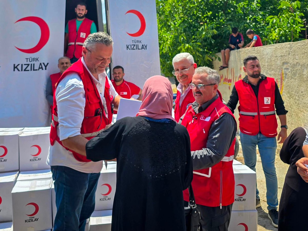 SYRedCrescent's tweet photo. Supporting vulnerable families with dignity and hope #SARC volunteers distributed food parcels to 750 families in Zanqufa Maysalun Msait and Basout in rural #Latakia with support from Turkish Red Crescent @Kizilay. https://t.co/yEKLq1UPbZ