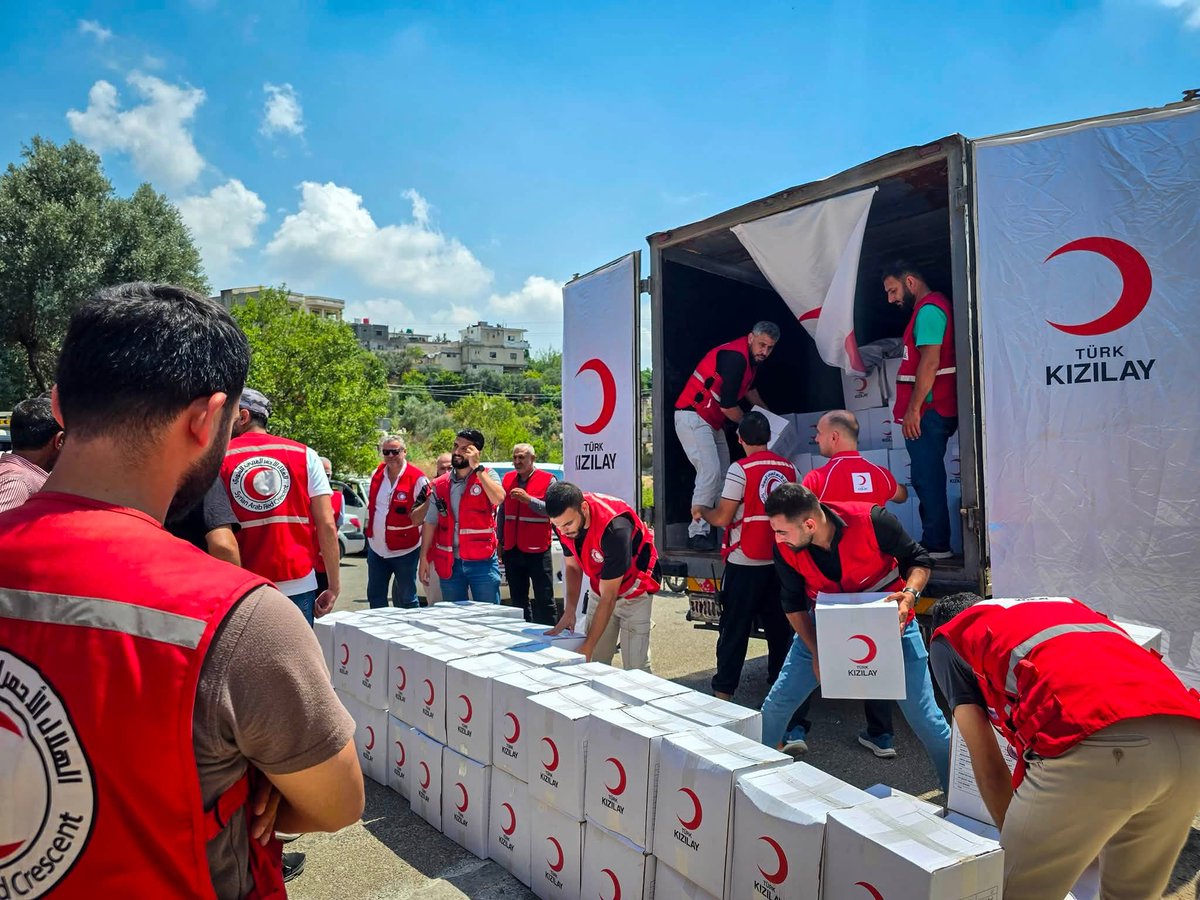 SYRedCrescent's tweet photo. Supporting vulnerable families with dignity and hope #SARC volunteers distributed food parcels to 750 families in Zanqufa Maysalun Msait and Basout in rural #Latakia with support from Turkish Red Crescent @Kizilay. https://t.co/yEKLq1UPbZ