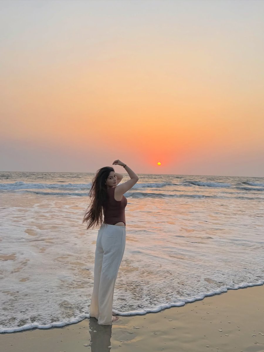 Aarnikaaross's tweet photo. Life is sp unpredictable so do what you love in your Own state of mind ✨
Enjoy every Little thing 
Dress well 〰
And be gentle with people 🤷‍♀️

.
.
.
.
#trip #beech #enjoythemoment https://t.co/1UeeC16uY3