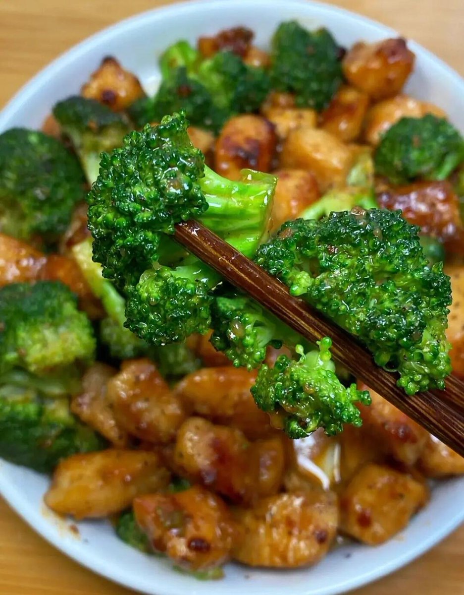 LeclercLeclerc8's tweet photo. Today’s quick u0026 delicious fat-loss meal: Grilled chicken breast + quinoa + roasted broccoli, seasoned with a pinch of black pepper and lemon juice—light, filling, and perfect for post-work fuel! https://t.co/CnzhF4land