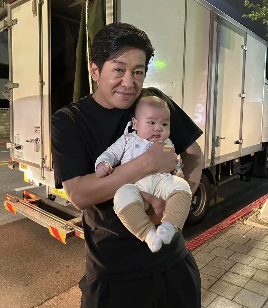 w_rosepov's tweet photo. Awww cuteeee. Baeksang-gil(s) holding baby Taeha. 👶🏻🥹❤️

#OurStickyLove #이런엿같은사랑 https://t.co/6tEE2f9ndd