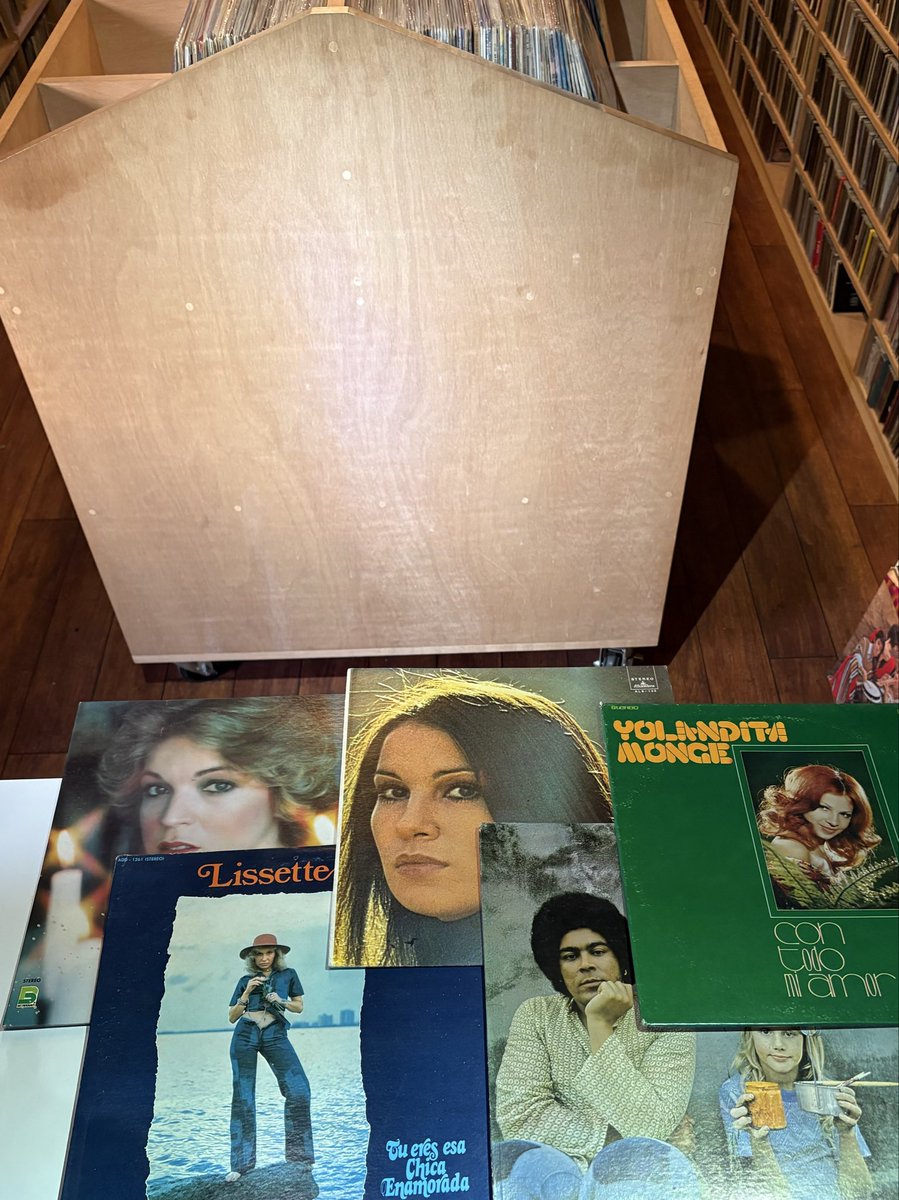 プエルトリコの1970年代ポップスのレコードが数枚入荷しました。日本の