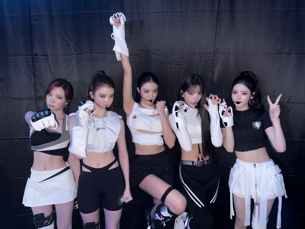 MEOVV_talk's tweet photo. [📸] 260817 #MENOVV

2026 SBS 가요대전 SUMMER 🤍😇🖤

#MEOVV #미야오 
#THEBLACKLABEL #더블랙레이블 https://t.co/4lrRzKkSIV