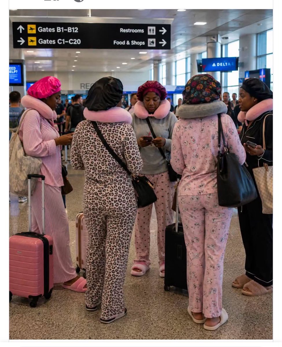 MarionsEsther's tweet photo. Why do some people travel on a plane wearing pajamas? 😬✈️ https://t.co/i7ulfoYRMj