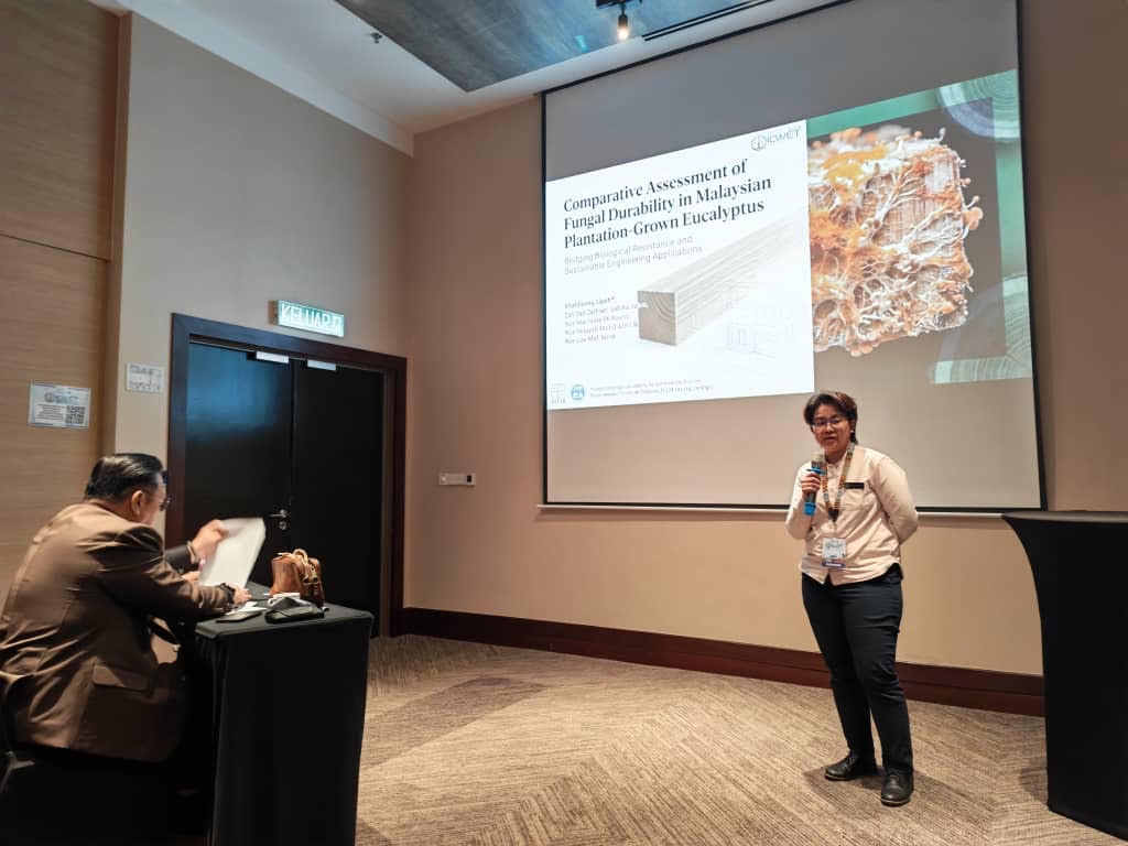 FRIMKepong's tweet photo. 📅 12-13/8 🏆 
@FRIMKepong researcher Dr Shahlinney Lipeh won the Best Presenter Award at International Conference on Wood Based and Engineering Technology (ICWET 2026) in Sabah for her research on 𝘌𝘶𝘤𝘢𝘭𝘺𝘱𝘵𝘶𝘴 durability! 🌳✨
#FRIM #ICWET2026 #WoodTechnology #Eucalyptus https://t.co/N4SsIFbJL6