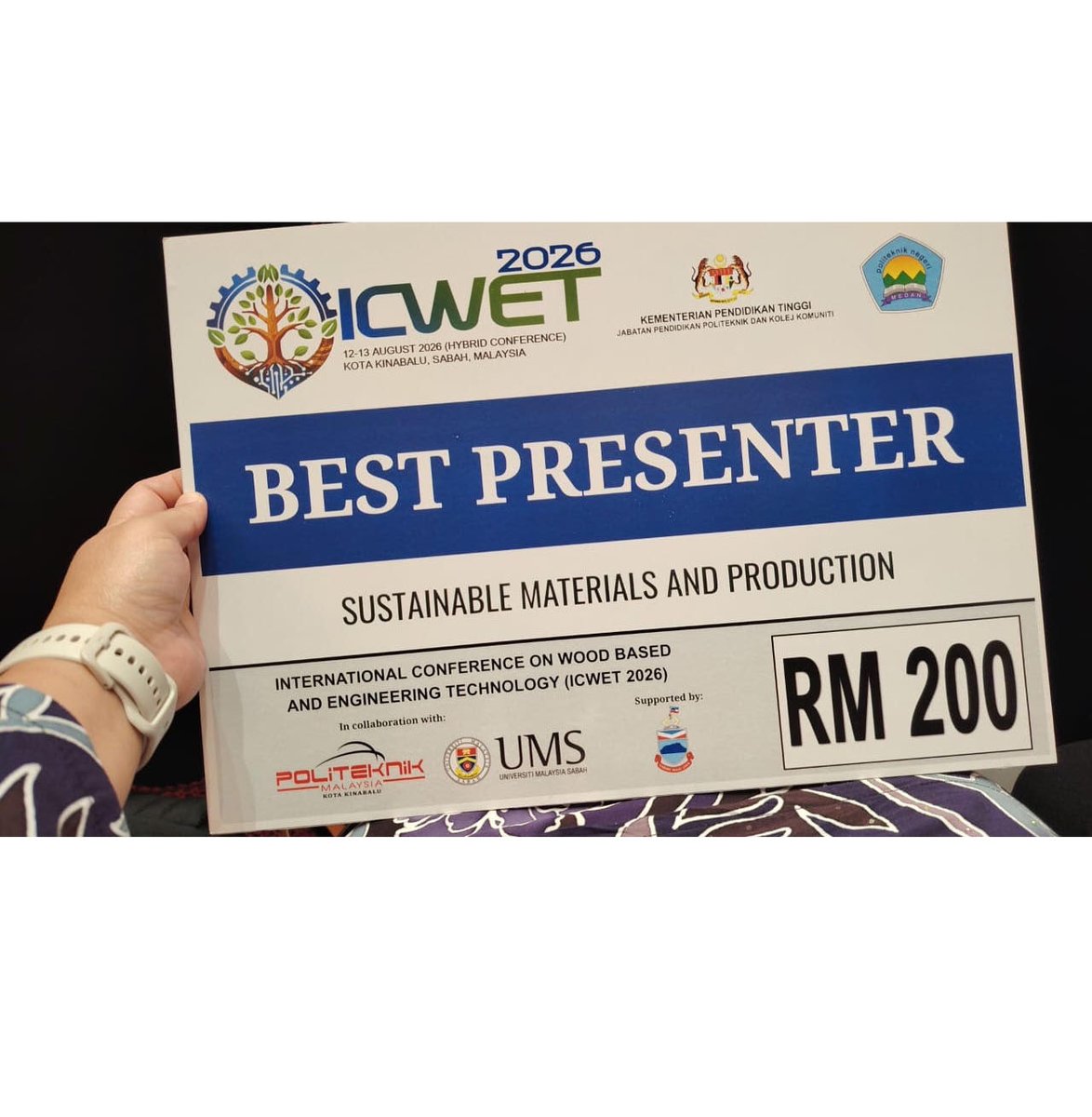 FRIMKepong's tweet photo. 📅 12-13/8 🏆 
@FRIMKepong researcher Dr Shahlinney Lipeh won the Best Presenter Award at International Conference on Wood Based and Engineering Technology (ICWET 2026) in Sabah for her research on 𝘌𝘶𝘤𝘢𝘭𝘺𝘱𝘵𝘶𝘴 durability! 🌳✨
#FRIM #ICWET2026 #WoodTechnology #Eucalyptus https://t.co/N4SsIFbJL6