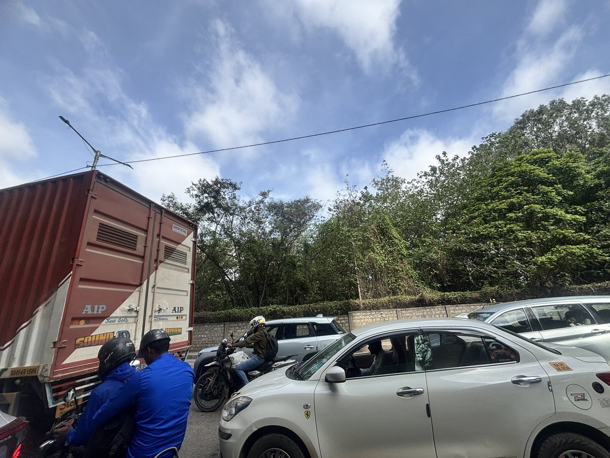 bengalurupost1's tweet photo. If these two defence establishments can part with some land, the Gorguntepalya traffic mess could potentially be solved by 50%.

Traffic has grown far beyond what anyone would have assumed or projected at this junction. Study after study, expert after expert has suggested ways to decongest it, yet there has been little relief. Temporary measures haven’t worked.

The land constraint is the biggest challenge.

BDA is proposing a tunnel from BEL Circle to Dr Rajkumar Memorial to overcome the land issue, much of which is held by two defence establishments — CMTI and CQAE. @BDAOfficialGok 

BMRCL is looking at a Double-Decker solution. But we all know how long major Metro projects take to become reality — often 10–15 years. Can we afford to wait that long? @OfficialBMRCL 

BWCC is doing what it can by widening roads at nearby junctions, but that may offer only temporary relief. @BWCCofficial @GBAChiefComm 

So, what needs to happen now?

1️⃣ Muthyala Nagar ROB needs to be widened.
2️⃣ CQAE and CMTI need to part with land 
3️⃣ An immediate push for the Short Tunnel is needed.

And this is where the Bengaluru North MP has an important role to play keep engaging with the Defence Minister and the concerned authorities, bring CQAE and CMTI to the table with the State agencies, and help find a way forward.

Gorguntepalya cannot keep waiting for another study. It needs everyone to sit together and find a solution that works on the ground.

@lkatheeq @ShobhaBJP