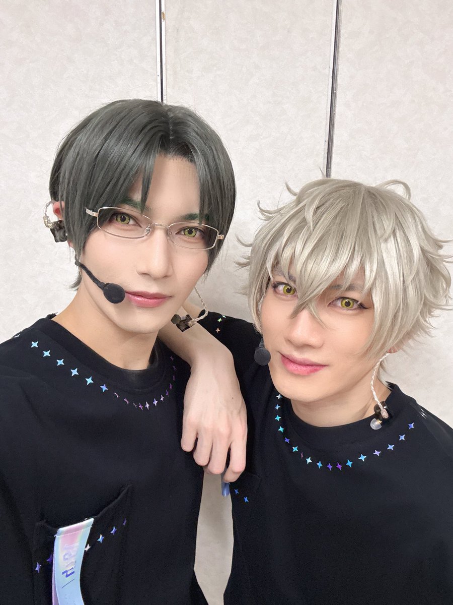 hiroki_kajita's tweet photo. Live終わっちゃったなぁー🥹
まだ余韻が、、

大神と🐶🎸

初めて観た舞台が遼太郎くんの主演作品で、今回共演出来て仲良くしてもらえて嬉しかった！！

凄い人達に囲まれて生活してた✨
#あんステ #紅月 #蓮巳敬人 https://t.co/GSwsAGmbWo