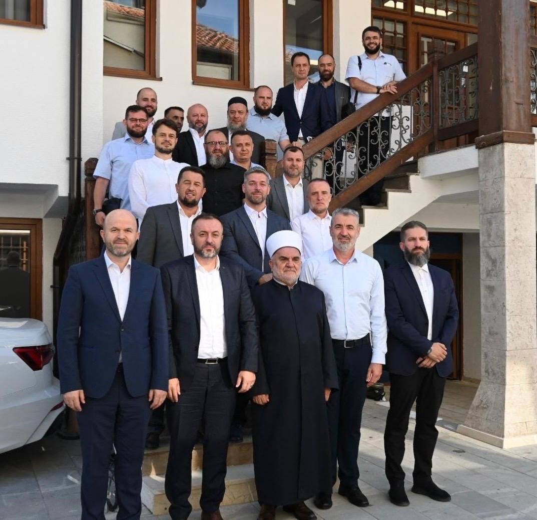 mevljud2's tweet photo. Održan prvi radni sastanak nakon vraćanja jedinstva IZ-e https://t.co/bb1oKzgrCM