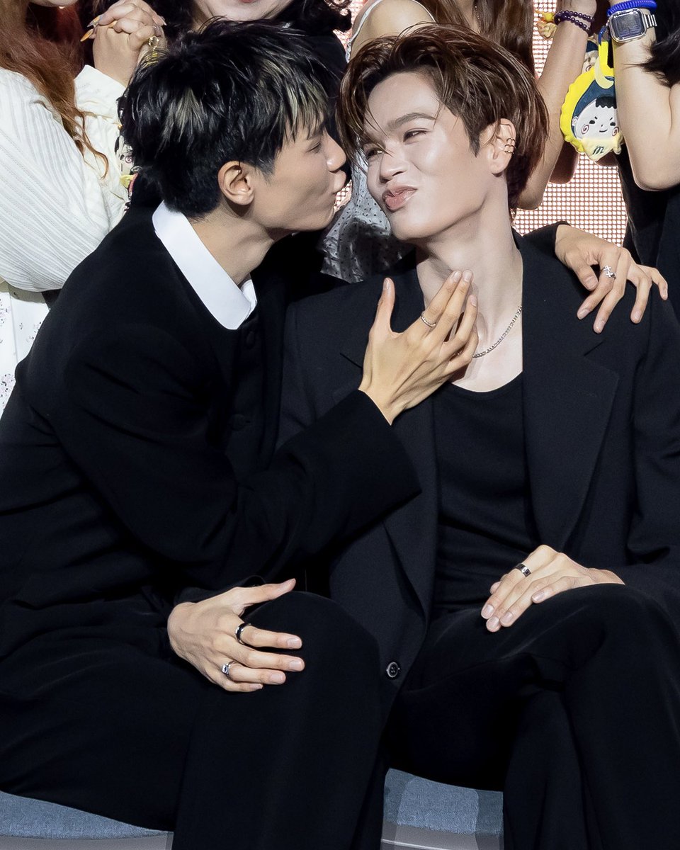 jubudesu's tweet photo. ตี๋ก็จะหอม บี๋ก็ล็อคขาตี๋แสดงความเป็นเจ้าของ 🙂‍↕️ https://t.co/Lp1MNaY68g