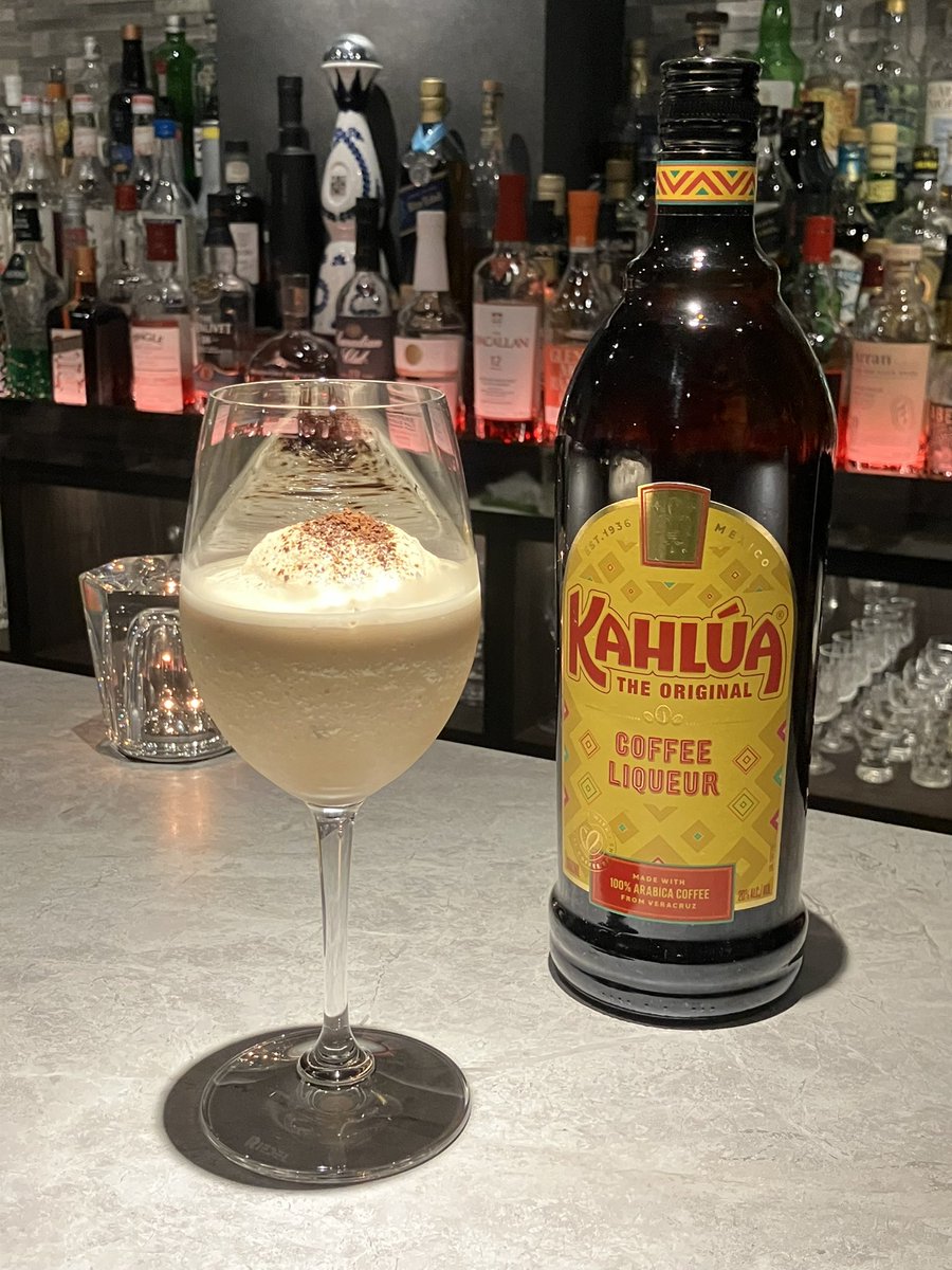 CafeBarDaisy1's tweet photo. 《暑いので、カルーアミルクをフローズンに仕立てました🍸》

フローズンダイキリやフローズンマルガリータなど定番フローズンカクテルも美味しいですね😋

リキュールベースのフローズンカクテルもア��です🍸

@cafebardaisy
#上大岡
#バー
#デイジー
#フローズンカクテル
#フローズンカルアミルク https://t.co/tE56HXdwgh