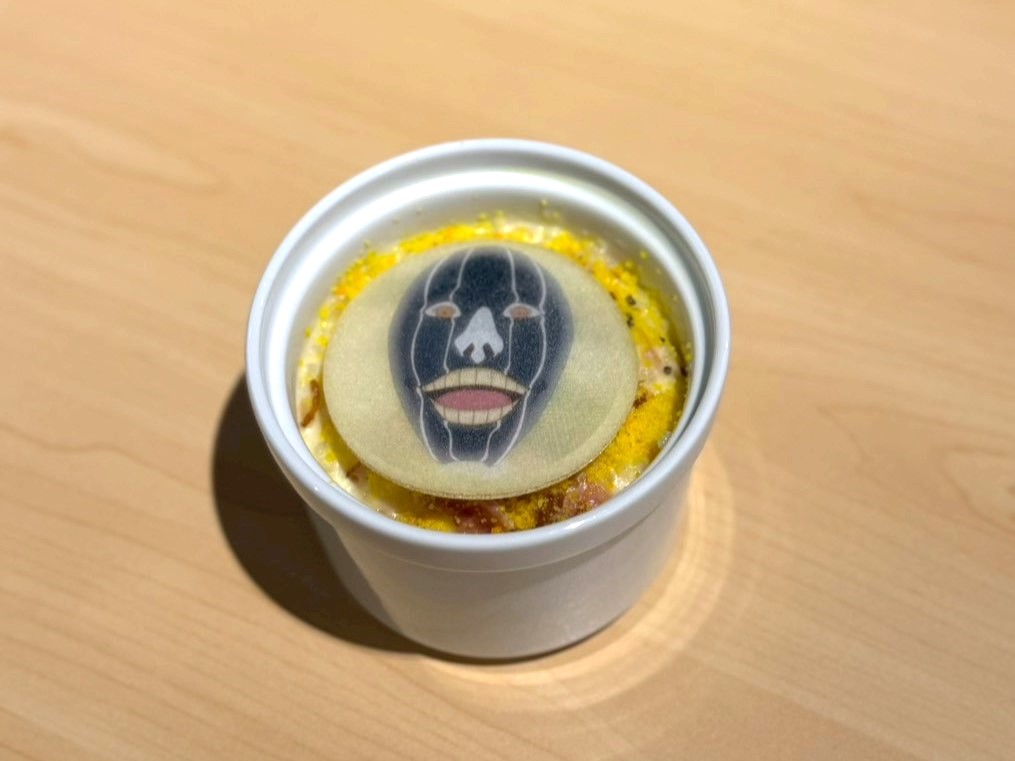 bleach_event's tweet photo. ◥◣フード紹介◢◤

＝＝「偉大な相手というのは輝いて見えるものだヨ」リゾット＝＝

蓋を開けるとそこには輝くマユリが…!!
きのこが入ったチーズリゾットです

博多会場の開催は9月6日(日)まで...！

▼詳細はコチラ
https://t.co/GFUsb6Vraa

#BLEACHWORLD #BLEACH https://t.co/RfWfmRe6q8