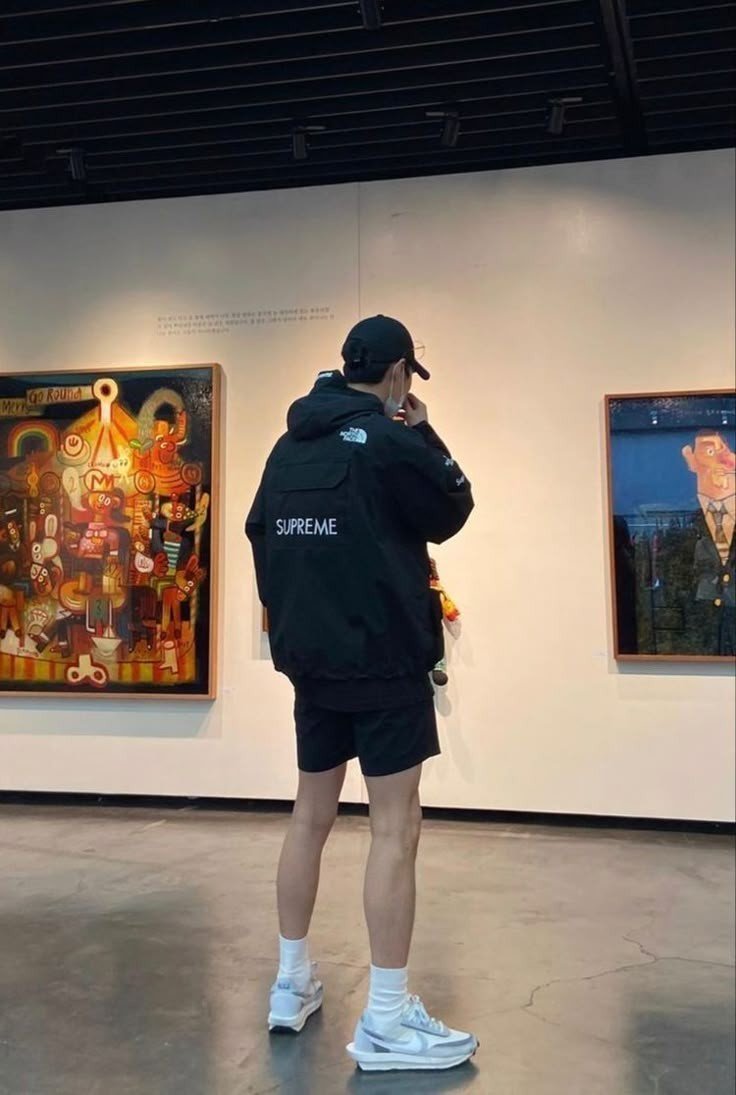Kanda_99s's tweet photo. 今年は、HYROXやランニングなどの流行により、「ライフスタイルを魅せるファッション」が若年層の間で主流になっている。一方で昨年は、韓国系。髪型・シルエット・色味・ブランド、どう見えるかを完成させるスタイルが主流だった。
 
現在のトレンドとして、服そのものよりも、健康的・鍛えられた肉体・自己管理された肌艶、「背景までセットで魅せる」アスリート感そのものがステータス化している。結果、LuxurySportsのファッションが再流行している。
 
詳細は7/7の投稿をチェック。