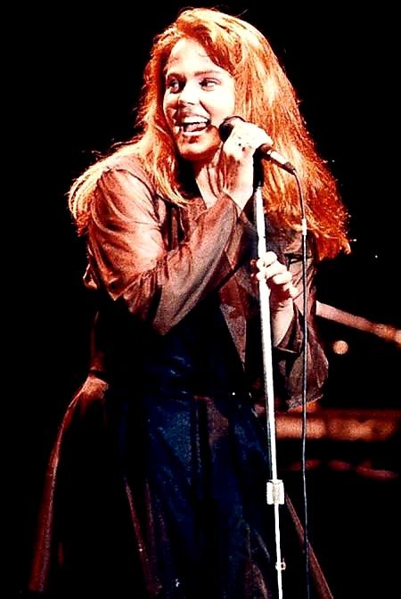F3hvu6kKTYXcOAF's tweet photo. Cute is when a person’s personality shines through their looks.
#BelindaCarlisle
#BOTD🎂
#TheGoGos - Vacation
Live at The Greek Theater, LA, 1984.
https://t.co/nRlrNmv88n
Heaven Is A Place On Earth
Live at Prince's Trust Rock Cala '87.
https://t.co/rgE5dTG7Wj https://t.co/gxAwddDgLi