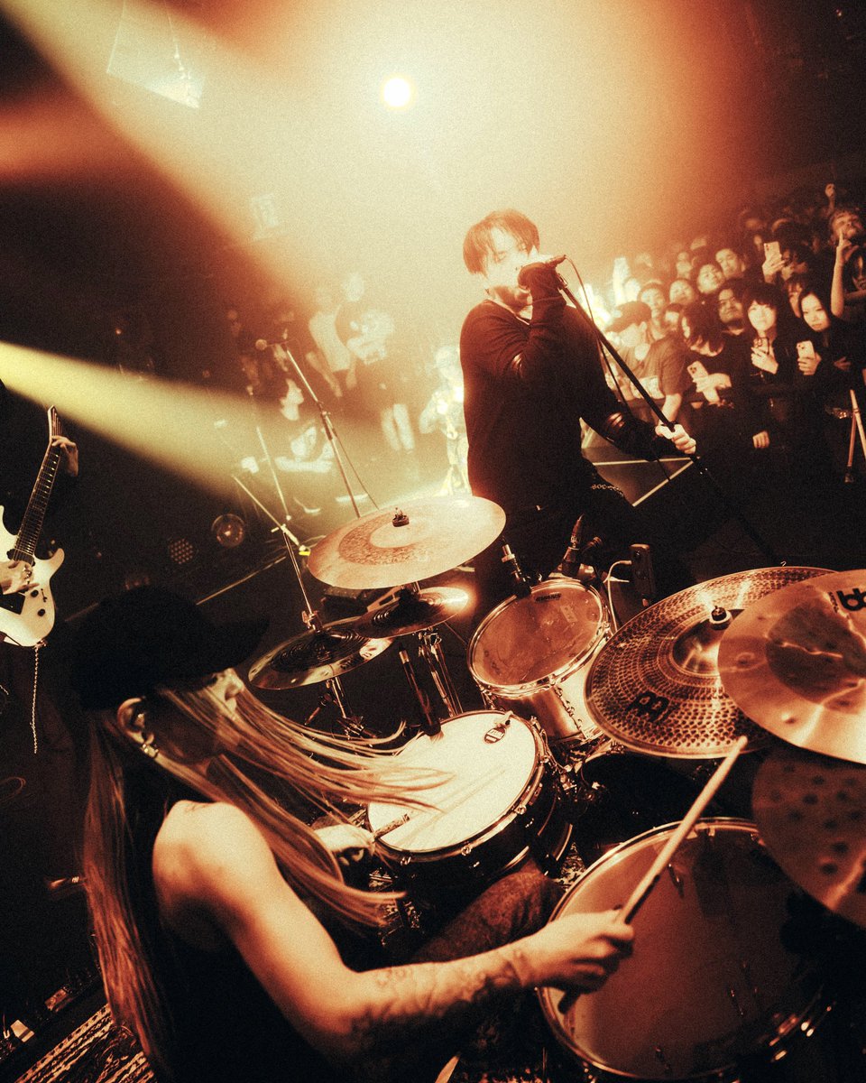 TatsuCrossfaith's tweet photo. 渋谷clubasiaではPromptsのクールでぶっ飛んだ音を一緒に届けれて凄く良い経験と刺激をもらった1日だった。誘ってくれてありがとう！
そして最高なフロアのみんなへ🖤🤜🤛

Played with @promptsofficial on this one. Brought my own vibe to their music and had an incredible time doing it. Such a special day. Thank you!🖤
⁡
Photo by @shunnosuke_1217