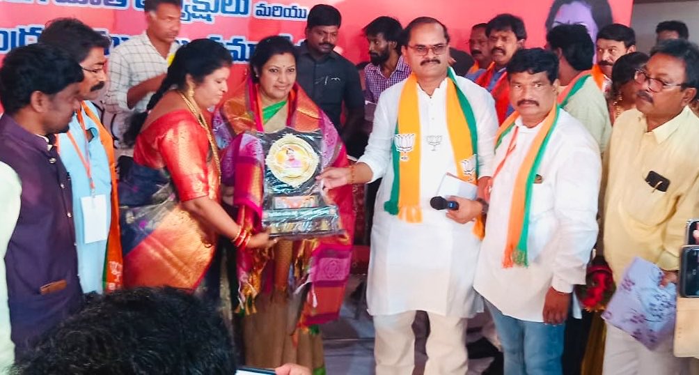 knr3344's tweet photo. బిజేపి జాతీయ ఉపాధ్యక్షురాలుగా నియమితులైన మాజీ కేంద్ర మంత్రి మాజీ రాష్ట్ర అధ్యక్షురాలు రాజమహేంద్రవరం పార్లమెంటు సభ్యురాలు (MP)శ్రీమతి దగ్గుబాటి పురందేశ్వరి గారికి హృదయపూర్వక శుభాకాంక్షలు 🙏 https://t.co/mC2sn1GK9G