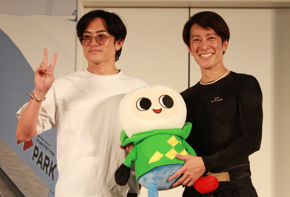 fukuokaboatrace's tweet photo. 【お盆特選レース・優勝🏆】
インからコンマ14のトップスタートを決めた篠崎元志選手が差させず、捲らせずのイン完封劇で勝利👍　福岡３連覇を決めました。副賞のペラ坊ぬいぐるみの贈呈では弟の仁志選手が〝乱入〟。思わぬサプライズに笑みがこぼれる表彰式になりました🥰次節は兄弟で臨む桐生ＳＧメモリアル（25日開幕）。ボートレース福岡のプライドを胸に全国の猛者と対決します⚡️　

元志選手、優勝おめでとうペラ～🥰　

篠崎元志
「（仁志選手の登場は）マジでビビりました。本当に何も聞かされていなかったので。いいサプライズでした（笑い）。エンジンが仕上がっていて今日は負けようがなかったです。Ｓはコンマ10くらいかなと思ったけど、そんなもんですね。勝つことができてホッとしました。最近ここでは簡単に負けられないという気持ちで走っているので、いい結果が残��て良かったです。来節は仁志とＢＲ福岡の推薦でＳＧを走らせてもらうので、福岡の看板を背負って兄弟でいい仕事をしてきたいと思います。桐生で場所はちょっと遠いですが、福岡からもたくさんご声援を送ってもらえるとうれしいです。ありがとうございました」