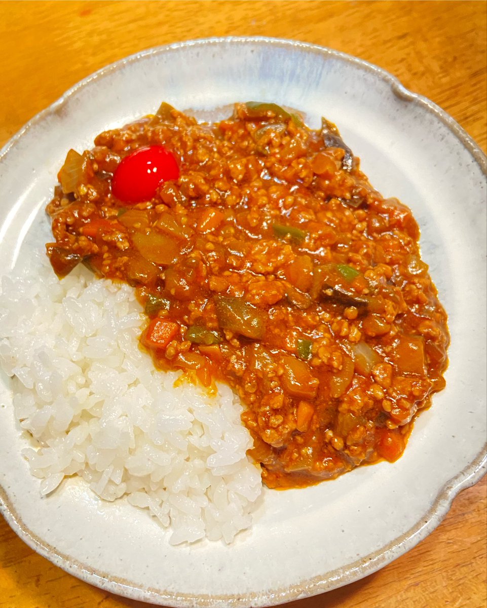 persia0316's tweet photo. お仕事頑張った〜、お疲れ様!!
今日の夜ご飯🌙
簡単、夏野菜たっぷりキーマカレー🍛🥕🍅🍆🫑🧅✨️
家族からも好評で嬉しい😆💕︎💕︎
合い挽き肉も沢山入ってて最高〜👍
夏はカレー!!!
後でチーズもトッピングしたらめちゃうまでした✨️ https://t.co/uxde2aU2Kc