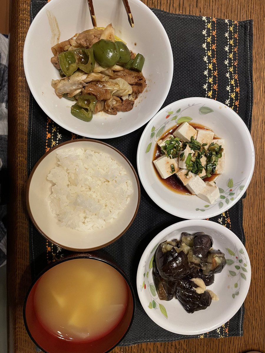 tonto_2005's tweet photo. 今日の夕飯は🍽️、回鍋肉、ニラダレかけ冷奴、茄子の生姜焼き、じゃがいもと玉ねぎの味噌汁、ご飯。
今日はぶーちゃんの用事があり、家族でお出かけ。一仕事終わったので久々に回転寿司に行ったのですが……。いつからお皿が全く流れなくなったのか🥲
ちょっと悲しいです。
#今日の夕飯 https://t.co/6WafRip0Ms