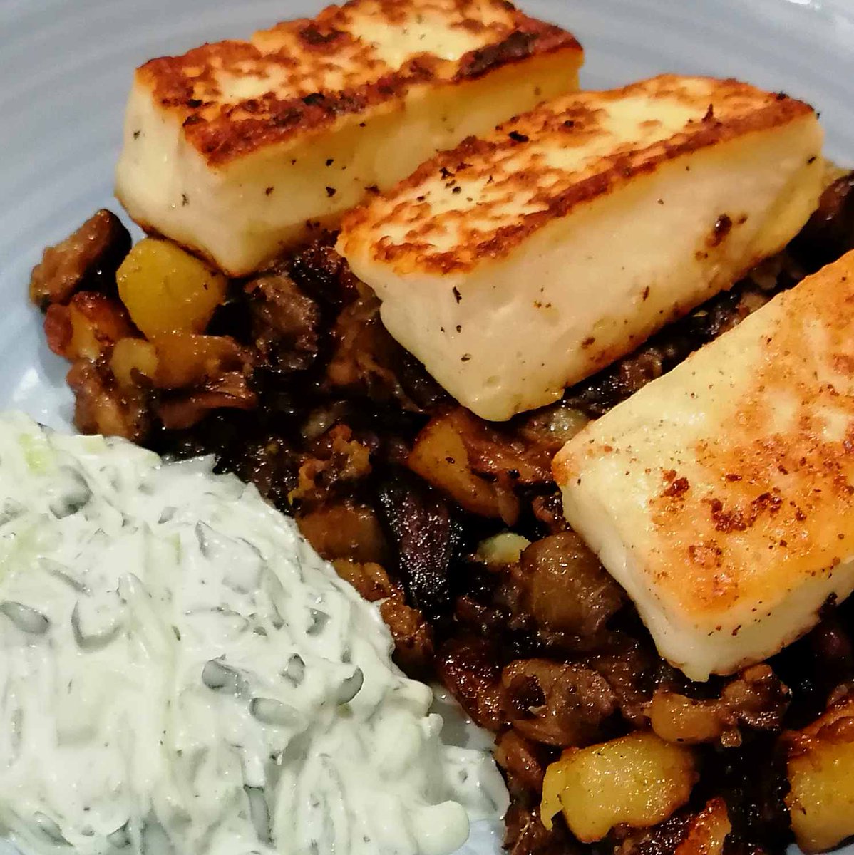 MikeKocht's tweet photo. Wenn's etwas kühler wird, das wieder #Gröstl auf den Tisch. #Erdäpfel (#Kartoffel) sowieso, heute mit #Melanzani drinnen.

#Halloumi passt das super dazu!

https://t.co/ZvswVOgq2Q https://t.co/yWEy4Su2er