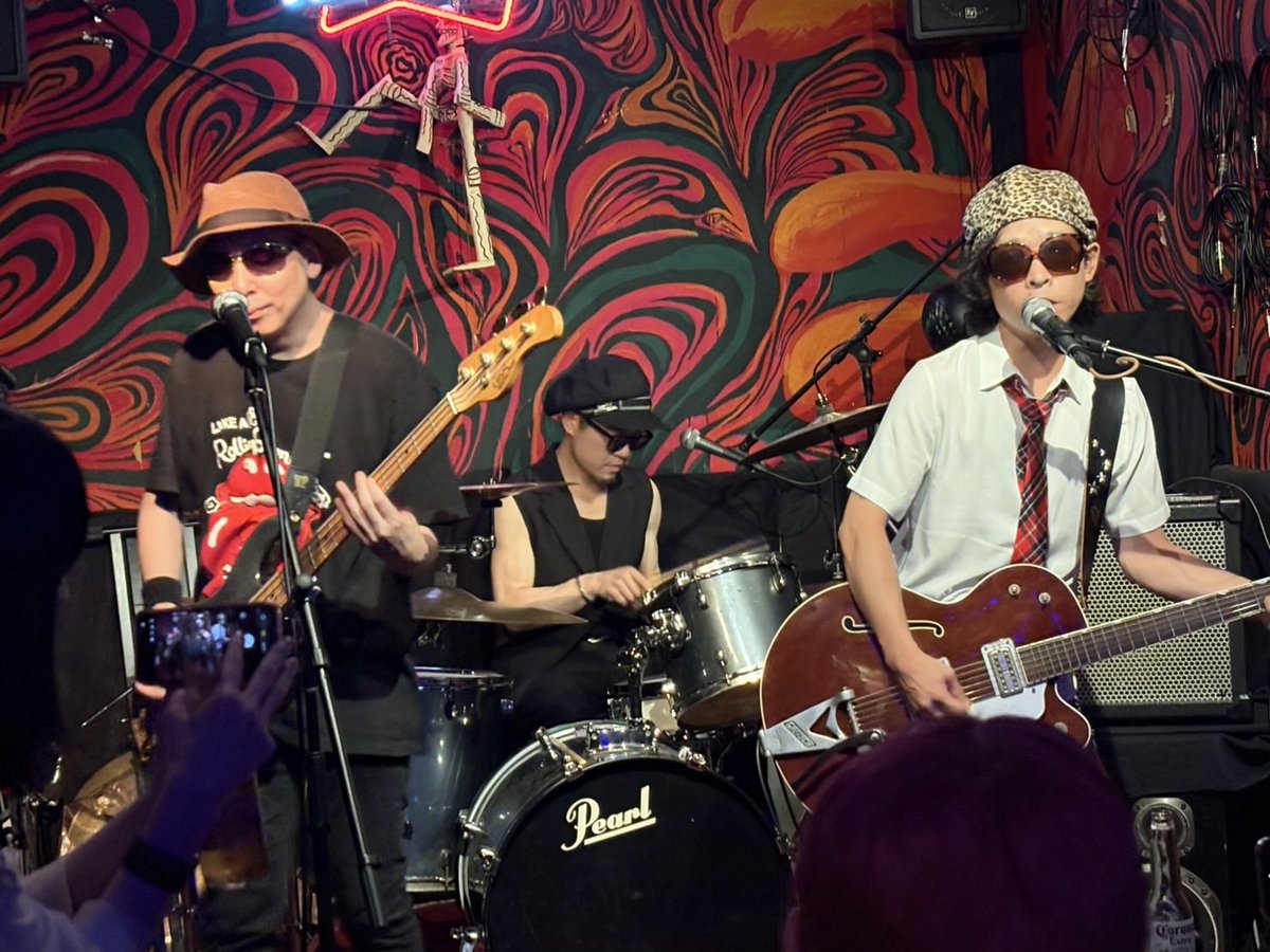 TheNervous_69's tweet photo. 昨夜はBilly'sBarさんでした！！久しぶりだったけど相変わらず良いとこですね。ライブバーもやっぱり好きだなー。色んなロックンロールがたくさん聴けて嬉しかった！！
次回は9/21！！詳細はもう少し後で！連休中ですが、何卒！！ロックンロールをしましょう！！
セットリストはツリーにて！！ https://t.co/xctAbzoYen