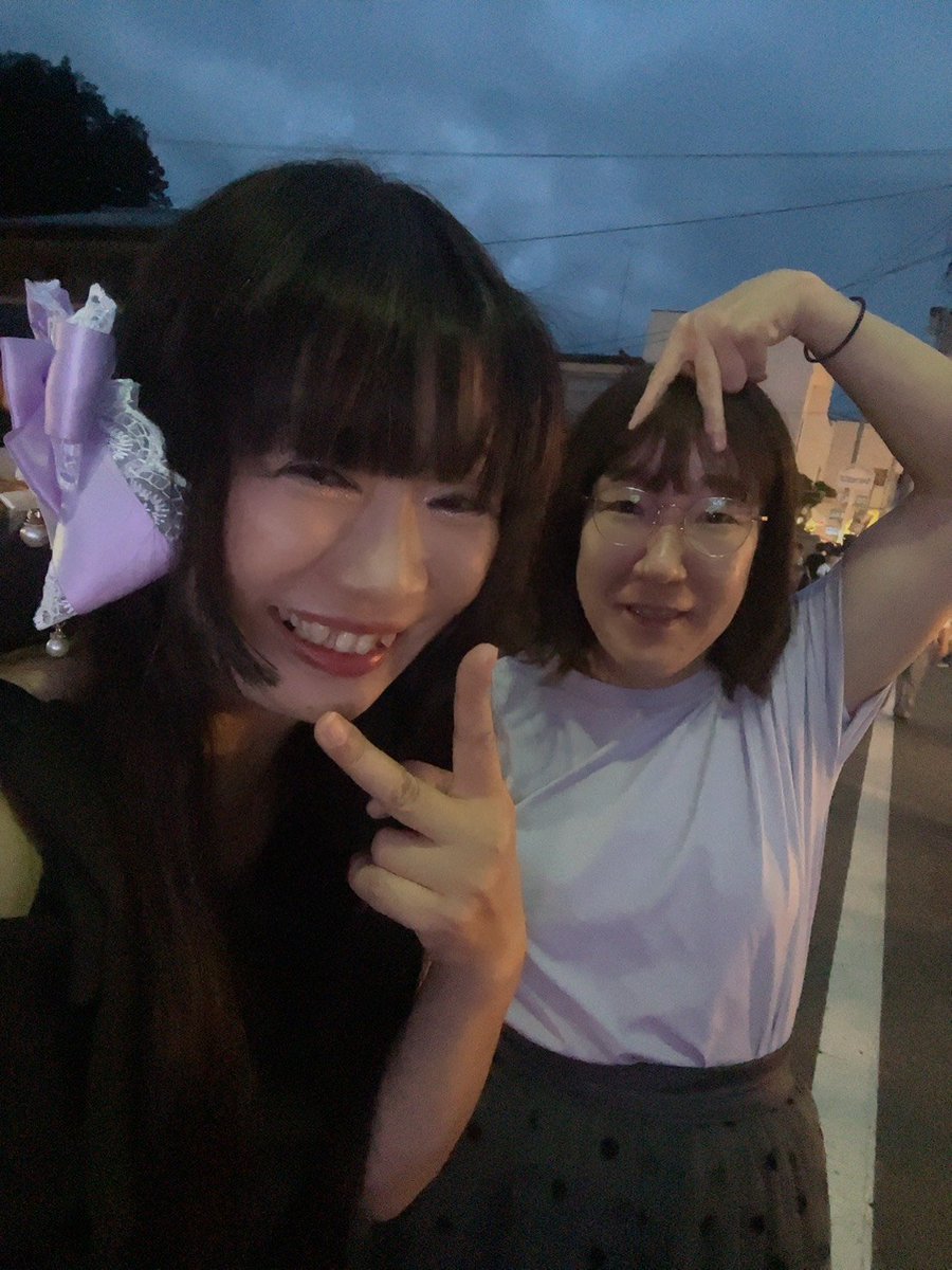 77lJzbwMav0Dhs7's tweet photo. 15日のいわしろ夏祭りにて、ゆっこさんと💜2枚目は、あいちゃんポーズ✨あいちゃんの〈A〉！😆 https://t.co/HY6O89g6KQ