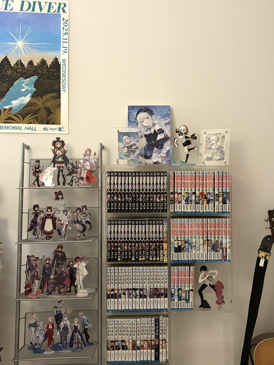 wanx2_inu's tweet photo. オタクの皆さんへ
漫画棚を透明なアクリルにするだけで、圧迫感なく、しかもかわいく魅せる収納に出来るのでおすすめだよ📚 https://t.co/Klf5rDi1so