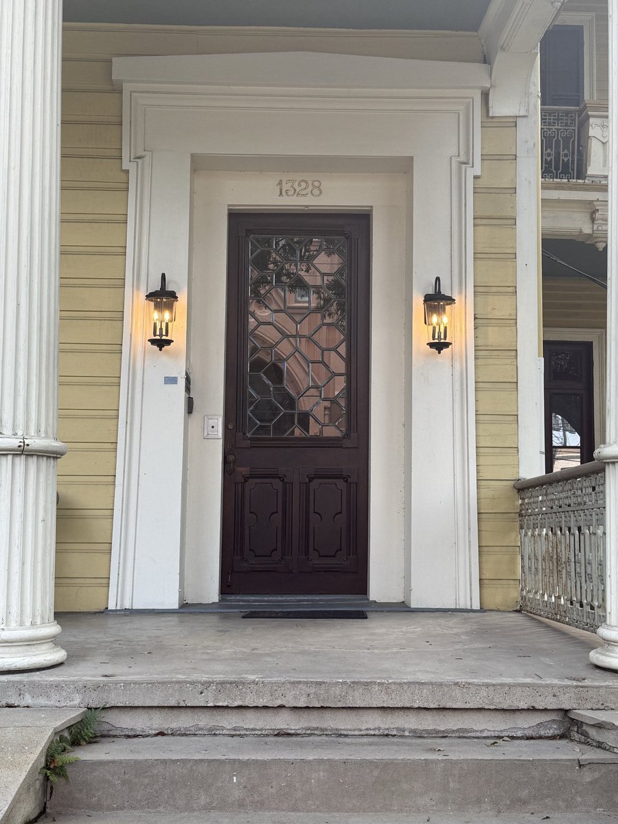 bolajideen's tweet photo. Doors in the Garden District - New Orleans. Every one has its own little story, from the paint peeling just right to the ironwork curves. Strolling past feels like flipping through a living album of the city's quieter side. Just me, the shade, and these old beauties.
#SupportEa https://t.co/9yEMXRZaPa