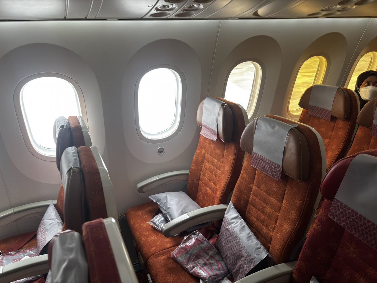 orchid744's tweet photo. Air India
AI356 Mumbai to Tokyo(Haneda)
 B787-8 (VT-ANK)
お馴染みになりつつあるエアインディア787。羽田ムンバイ便はデリーと違い旧仕様での運航。最近になってレトロフィットの頻度が上がっているので、もしかするとこれが最後の787旧仕様機搭乗になるかもしれません。 https://t.co/f1vBDMIXHP