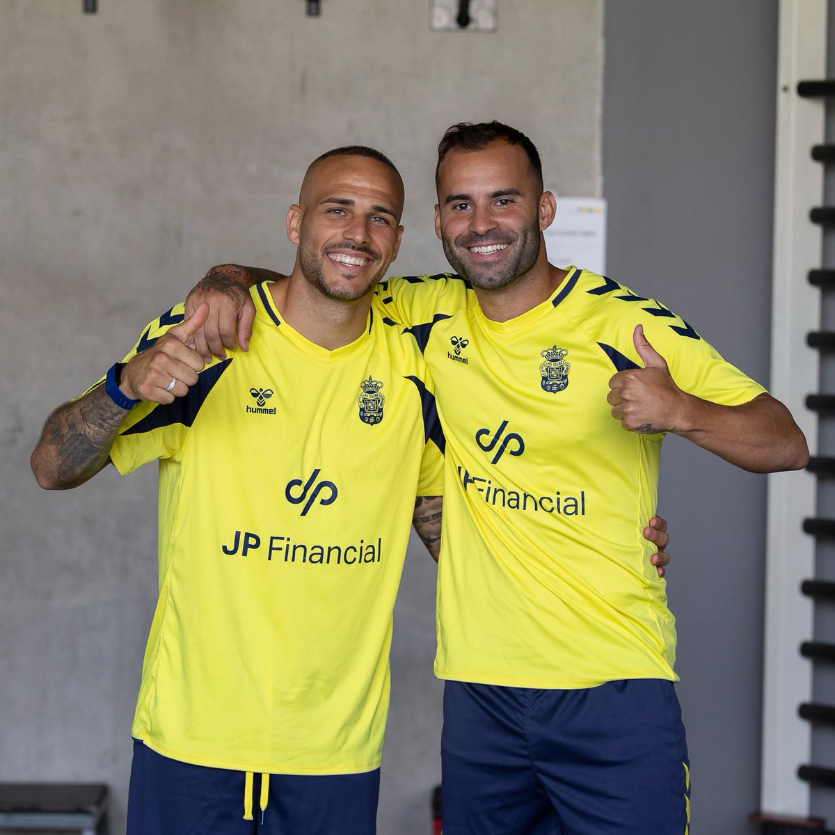 UDLP_Oficial's tweet photo. 📷😃👍 Así da gusto empezar la semana 💛💙

@JeseRodriguez10 🫂 @sandroramirez9 
#SienteLaUnión #LaUniónHaceLasPalmas https://t.co/hVs257NiBl