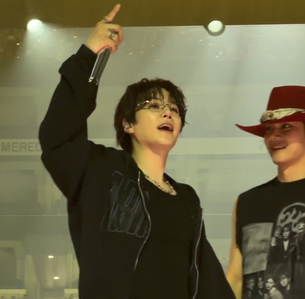 thanksDaegu___'s tweet photo. The way Taehyung looks at Yoongi…🥺🥺🥺🥺🥺 https://t.co/wfd5WjhXYI